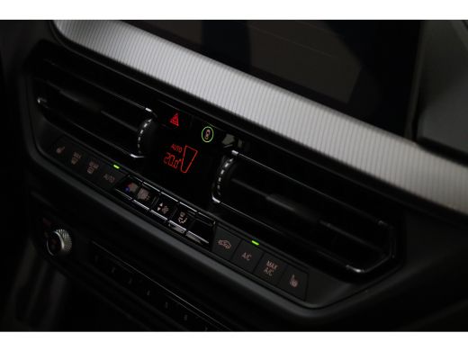 BMW 1 Serie 118i High Executive M Sport Automaat / Panoramadak / Sportstoelen / Achteruitrijcamera / Adaptiev... ActivLease financial lease