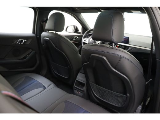 BMW 1 Serie 118i High Executive M Sport Automaat / Panoramadak / Sportstoelen / Achteruitrijcamera / Adaptiev... ActivLease financial lease