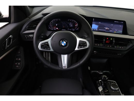BMW 1 Serie 118i High Executive M Sport Automaat / Panoramadak / Sportstoelen / Achteruitrijcamera / Adaptiev... ActivLease financial lease