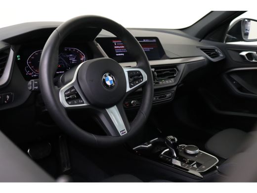 BMW 1 Serie 118i High Executive M Sport Automaat / Panoramadak / Sportstoelen / Achteruitrijcamera / Adaptiev... ActivLease financial lease