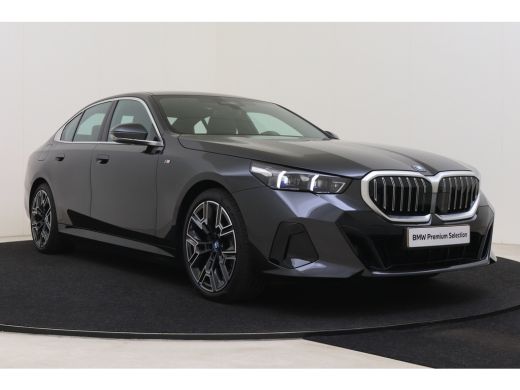 BMW 5 Serie 530e M Sport Automaat / Panoramadak / Stoelventilatie / Parking Assistant Professional / Comfort ... ActivLease financial lease