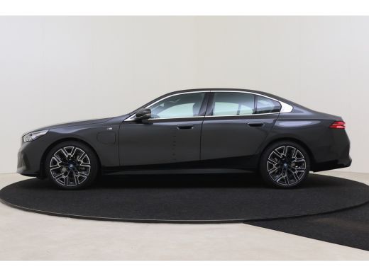 BMW 5 Serie 530e M Sport Automaat / Panoramadak / Stoelventilatie / Parking Assistant Professional / Comfort ... ActivLease financial lease