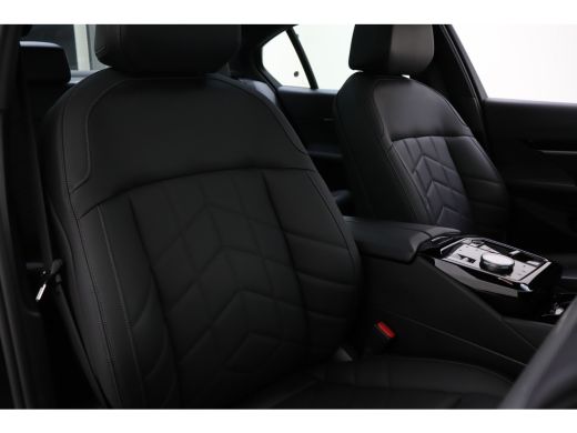 BMW 5 Serie 530e M Sport Automaat / Panoramadak / Stoelventilatie / Parking Assistant Professional / Comfort ... ActivLease financial lease