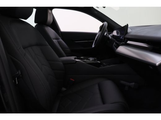 BMW 5 Serie 530e M Sport Automaat / Panoramadak / Stoelventilatie / Parking Assistant Professional / Comfort ... ActivLease financial lease