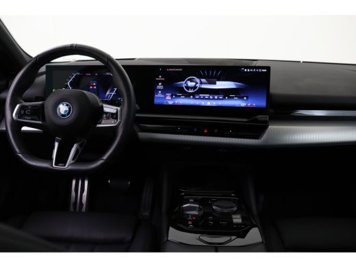 BMW 5 Serie 530e M Sport Automaat / Panoramadak / Stoelventilatie / Parking Assistant Professional / Comfort ... ActivLease financial lease