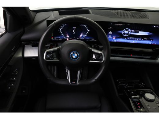 BMW 5 Serie 530e M Sport Automaat / Panoramadak / Stoelventilatie / Parking Assistant Professional / Comfort ... ActivLease financial lease