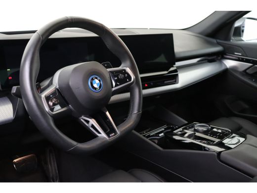 BMW 5 Serie 530e M Sport Automaat / Panoramadak / Stoelventilatie / Parking Assistant Professional / Comfort ... ActivLease financial lease
