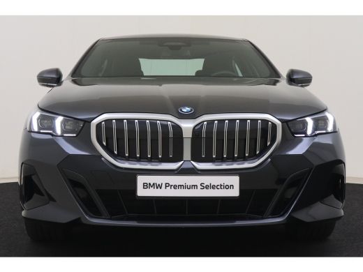 BMW 5 Serie 530e M Sport Automaat / Panoramadak / Stoelventilatie / Parking Assistant Professional / Comfort ... ActivLease financial lease