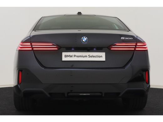 BMW 5 Serie 530e M Sport Automaat / Panoramadak / Stoelventilatie / Parking Assistant Professional / Comfort ... ActivLease financial lease