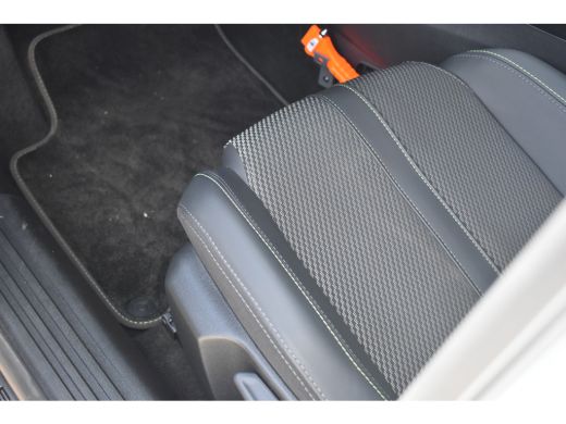 Peugeot 2008 1.2 Hybrid 136 GT | Adaptive Cruise | Sfeerverlichting | Sportstoelen | Navigatie 3D | Achteruitr... ActivLease financial lease