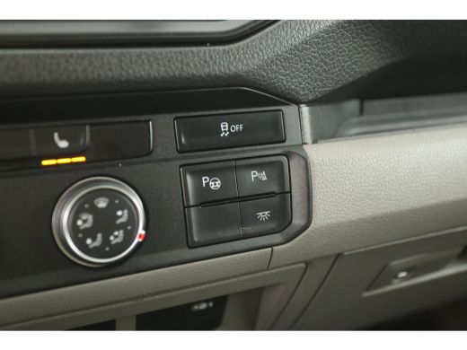 Volkswagen Crafter 35 2.0 TDI L3H3 177PK 3500kg Trekgew. Trekhaak Airco Cruise PDC 3 Persoons ActivLease financial lease