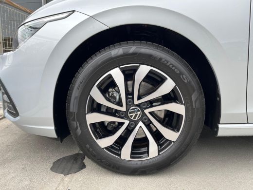 Volkswagen Golf 1.5 130PK TSI Life | ACC | Achteruitrijcamera | Getinte ruiten achter | Trekhaak | Navigatie | Ap... ActivLease financial lease