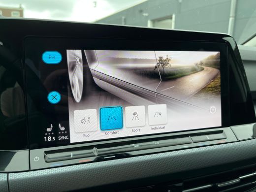 Volkswagen Golf 1.5 130PK TSI Life | ACC | Achteruitrijcamera | Getinte ruiten achter | Trekhaak | Navigatie | Ap... ActivLease financial lease