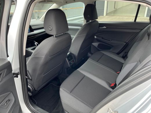 Volkswagen Golf 1.5 130PK TSI Life | ACC | Achteruitrijcamera | Getinte ruiten achter | Trekhaak | Navigatie | Ap... ActivLease financial lease