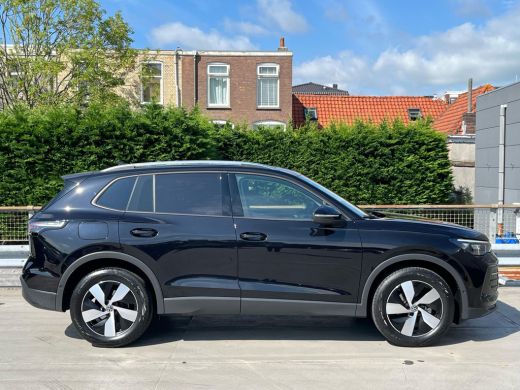 Volkswagen Tiguan 1.5 eTSI Life Edition | ACC | PDC V+A | Camera achter | Stuur en stoelverwarming | Navigatie | Ap... ActivLease financial lease
