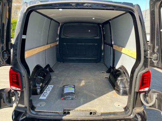 Volkswagen Transporter 2.0 TDI L2H3 28 Highline | Navigatie | Cruise Control | Trekhaak | Side Bars | Apple Carplay ActivLease financial lease