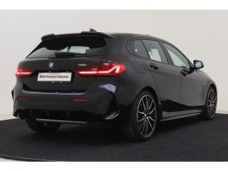 BMW 1 Serie 118i High Executive M Sport Automaat / Panoramadak / Sportstoelen / Achteruitrijcamera / Adaptiev...