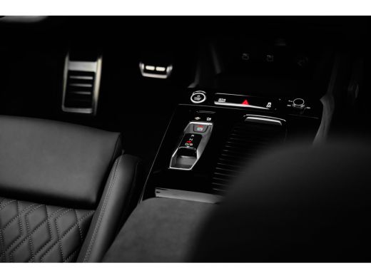 Audi Q6 e-tron S edition B&O premium met hoofdsteunspeakers | Panoramadak | Tech Pro Pakket | Trekhaak | Winterp... ActivLease financial lease