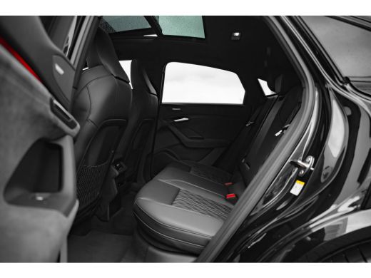 Audi Q6 e-tron S edition B&O premium met hoofdsteunspeakers | Panoramadak | Tech Pro Pakket | Trekhaak | Winterp... ActivLease financial lease