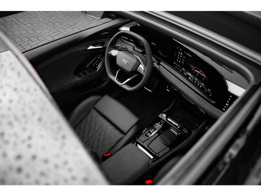 Audi Q6 e-tron S edition B&O premium met hoofdsteunspeakers | Panoramadak | Tech Pro Pakket | Trekhaak | Winterp... ActivLease financial lease