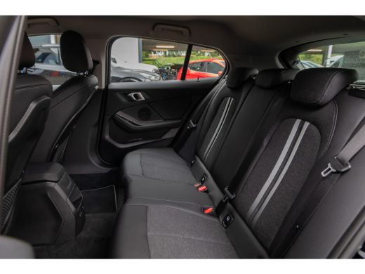 BMW 1 Serie 118i Introduction Edition | Achteruitrijcamera | Electronic climate controle | Navigatiesysteem f... ActivLease financial lease
