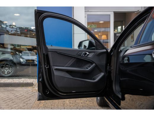 BMW 1 Serie 118i Introduction Edition | Achteruitrijcamera | Electronic climate controle | Navigatiesysteem f... ActivLease financial lease