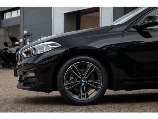 BMW 1 Serie 118i Introduction Edition | Achteruitrijcamera | Electronic climate controle | Navigatiesysteem f... ActivLease financial lease
