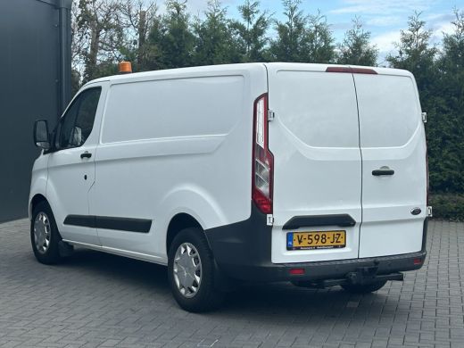 Ford Transit Custom 2.0 TDCI 130 PK / L1H1 / TREND / 2.5 TONS TREKHAAK / AIRCO / CRUISE / NAVI / INRICHTING / 3-ZITS ActivLease financial lease