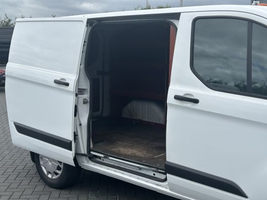 Ford Transit Custom 2.0 TDCI 130 PK / L1H1 / TREND / 2.5 TONS TREKHAAK / AIRCO / CRUISE / NAVI / INRICHTING / 3-ZITS ActivLease financial lease