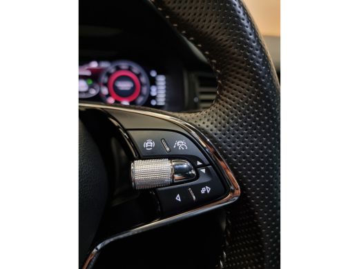 Skoda Kodiaq 1.5 TSI Sportline Business navi | trekhaak | dealer onderhouden | stoel en stuurverwarming | spor... ActivLease financial lease