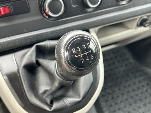 Volkswagen Transporter 2.0 TDI 150 PK / L2H1 / 1e EIG. / AIRCO / NAVI / 2X SCHUIFDEUR / 3-ZITS / TREKHAAK / INRICHTING /... ActivLease financial lease
