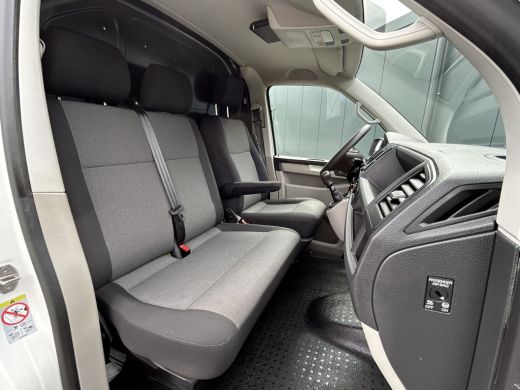 Volkswagen Transporter 2.0 TDI 150 PK / L2H1 / 1e EIG. / AIRCO / NAVI / 2X SCHUIFDEUR / 3-ZITS / TREKHAAK / INRICHTING /... ActivLease financial lease