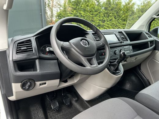Volkswagen Transporter 2.0 TDI 150 PK / L2H1 / 1e EIG. / AIRCO / NAVI / 2X SCHUIFDEUR / 3-ZITS / TREKHAAK / INRICHTING /... ActivLease financial lease