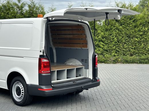 Volkswagen Transporter 2.0 TDI 150 PK / L2H1 / 1e EIG. / AIRCO / NAVI / 2X SCHUIFDEUR / 3-ZITS / TREKHAAK / INRICHTING /... ActivLease financial lease