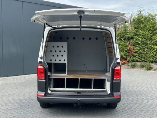 Volkswagen Transporter 2.0 TDI 150 PK / L2H1 / 1e EIG. / AIRCO / NAVI / 2X SCHUIFDEUR / 3-ZITS / TREKHAAK / INRICHTING /... ActivLease financial lease