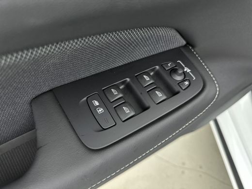 Volvo  V60 2.0 T6 Plug-in hybrid AWD Plus Dark | Trekhaak | PDC + 360 camera | Lederen bekleding | Stoel + S... ActivLease financial lease