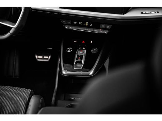 Audi Q4 e-tron S edition | Achterklep, automatisch bedienbaar | Achteruitrijcamera | Adaptive cruise control ActivLease financial lease