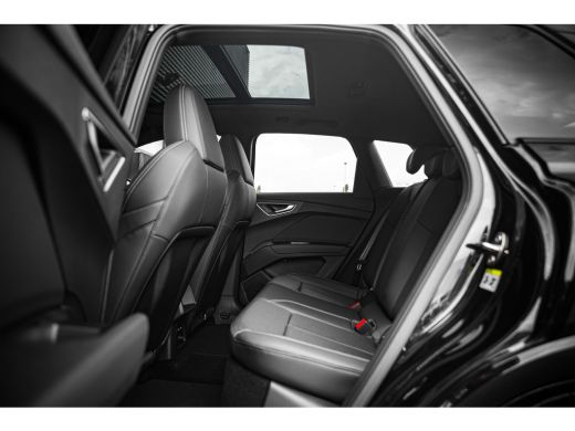 Audi Q4 e-tron S edition | Achterklep, automatisch bedienbaar | Achteruitrijcamera | Adaptive cruise control ActivLease financial lease