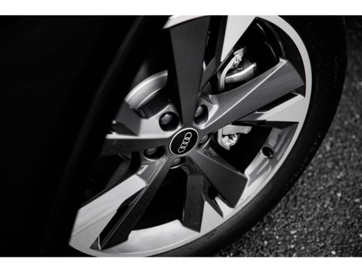 Audi Q4 e-tron S edition | Achterklep, automatisch bedienbaar | Achteruitrijcamera | Adaptive cruise control ActivLease financial lease