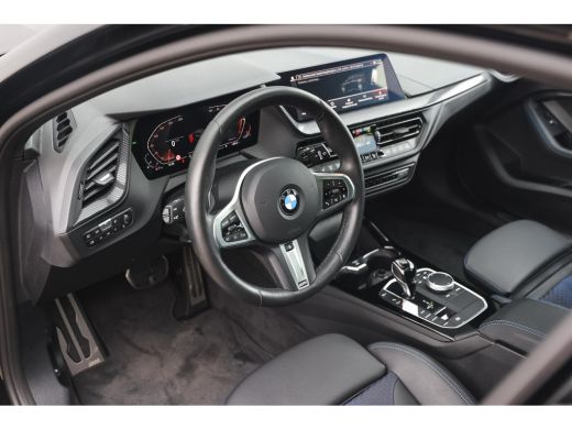 BMW 1 Serie 118i High Executive M Sport Automaat / Panoramadak / Sportstoelen / Achteruitrijcamera / Adaptiev... ActivLease financial lease