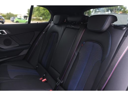 BMW 1 Serie 118i High Executive M Sport Automaat / Panoramadak / Sportstoelen / Achteruitrijcamera / Adaptiev... ActivLease financial lease