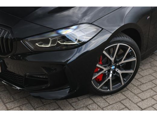 BMW 1 Serie 118i High Executive M Sport Automaat / Panoramadak / Sportstoelen / Achteruitrijcamera / Adaptiev... ActivLease financial lease