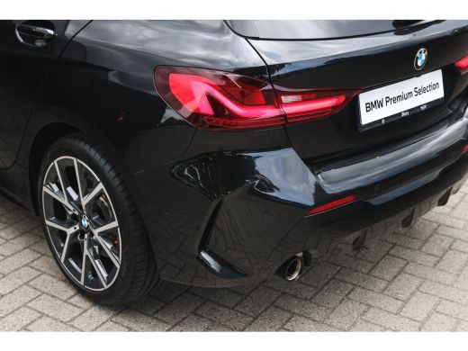 BMW 1 Serie 118i High Executive M Sport Automaat / Panoramadak / Sportstoelen / Achteruitrijcamera / Adaptiev... ActivLease financial lease