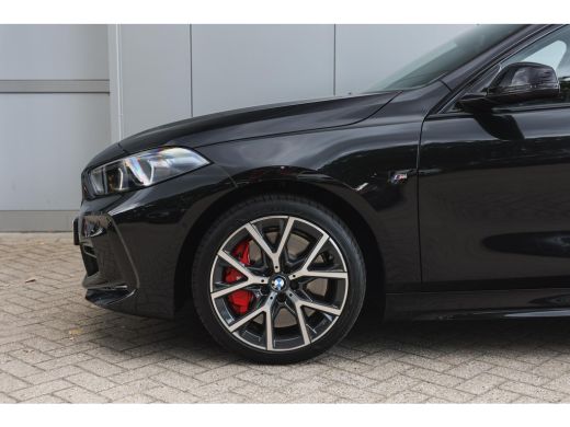 BMW 1 Serie 118i High Executive M Sport Automaat / Panoramadak / Sportstoelen / Achteruitrijcamera / Adaptiev... ActivLease financial lease