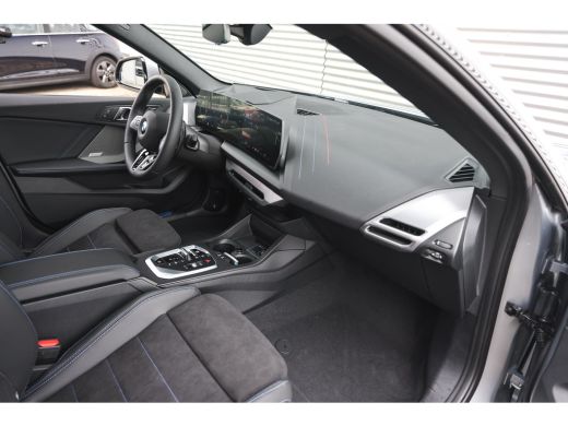 BMW 2 Serie 220 High Executive M Sport Automaat / Panoramadak / Sportstoelen / M Adaptief onderstel / Comfort... ActivLease financial lease