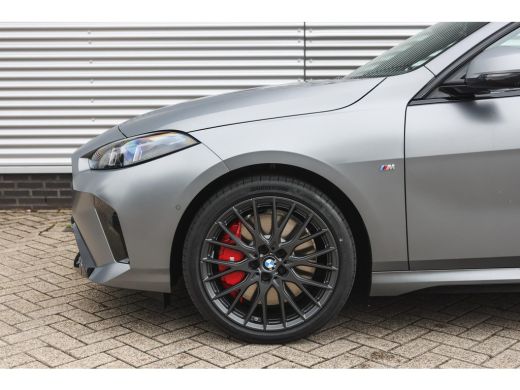 BMW 2 Serie 220 High Executive M Sport Automaat / Panoramadak / Sportstoelen / M Adaptief onderstel / Comfort... ActivLease financial lease