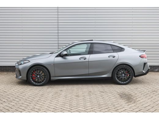 BMW 2 Serie 220 High Executive M Sport Automaat / Panoramadak / Sportstoelen / M Adaptief onderstel / Comfort... ActivLease financial lease