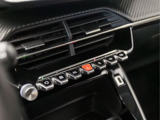 Peugeot 2008 1.2 PureTech Sport (APPLE CARPLAY, GROOT NAVI, LED KOPLAMPEN, SPORTSTOELEN, LANE ASSIST, CRUISE, ... ActivLease financial lease