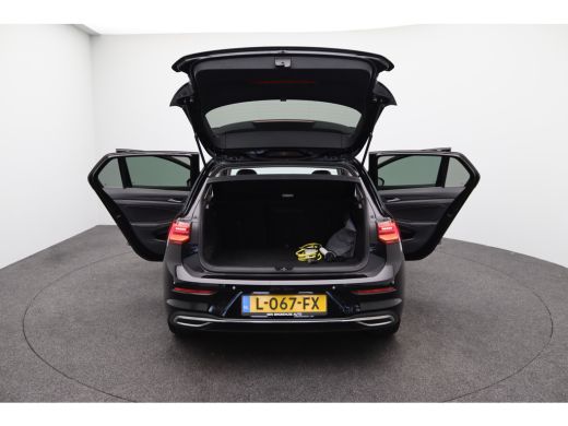 Volkswagen Golf 1.4 eHybrid Style Leder interieur | Panoramadak | Head-Up Display | Achteruitrijcamera | Binnensp... ActivLease financial lease