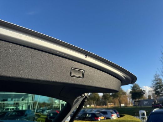 Volkswagen Tiguan 1.4 TSI eHybrid Elegance 180 kw | SOH 90% | Trekhaak | Leder | PHEV | NAVI | A Camera | ActivLease financial lease